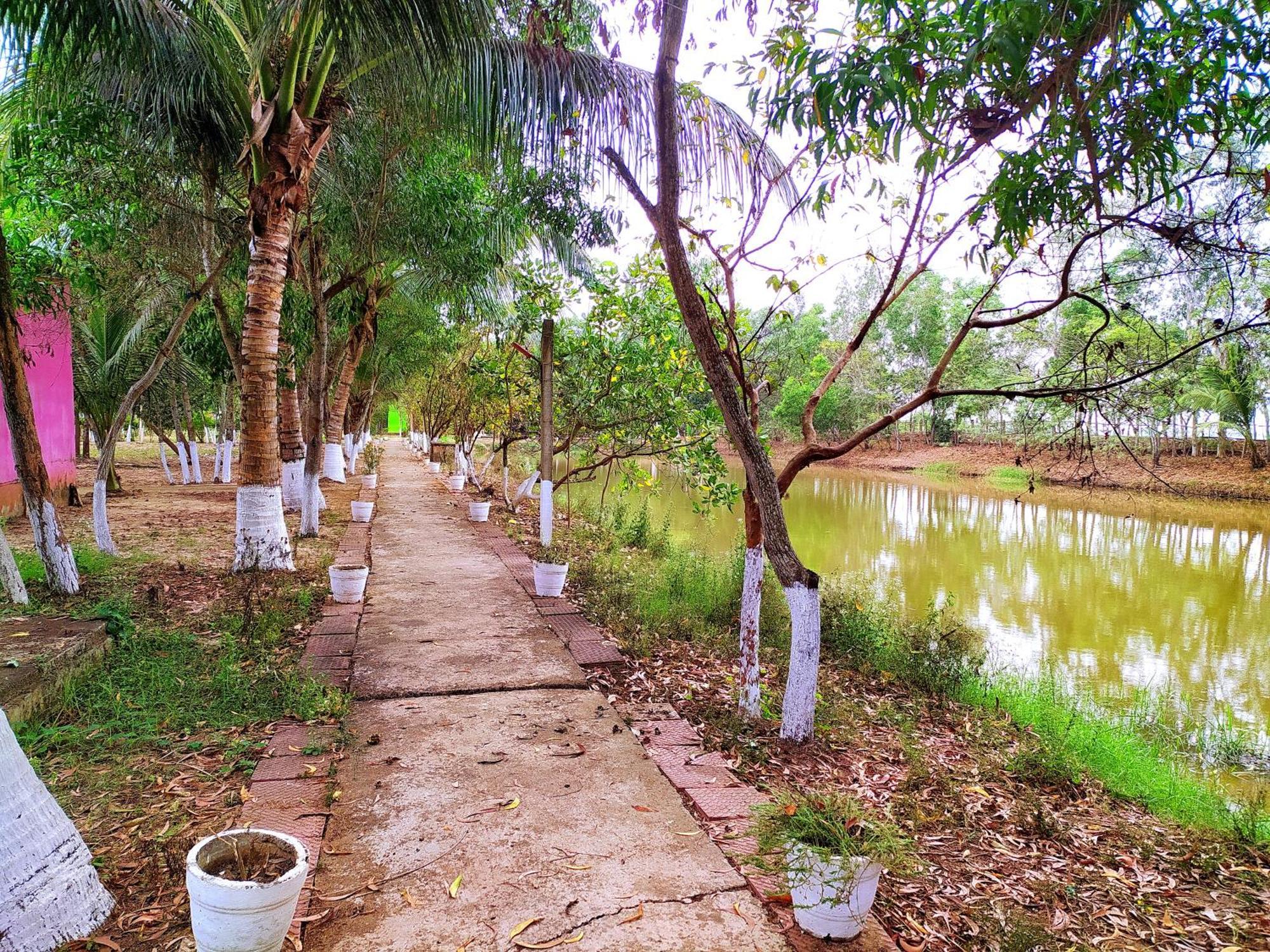 Estuarine Village Resort Sātabhāya Exterior photo