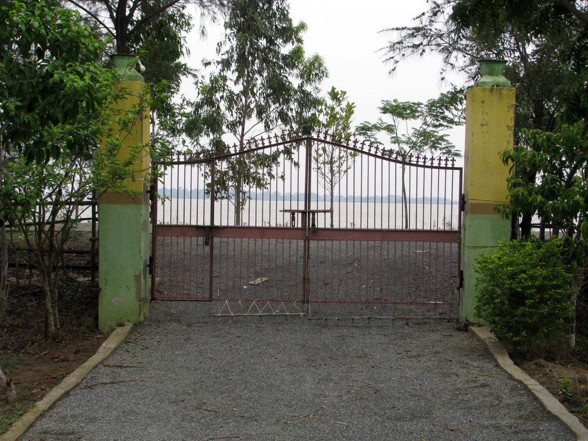 Estuarine Village Resort Sātabhāya Exterior photo